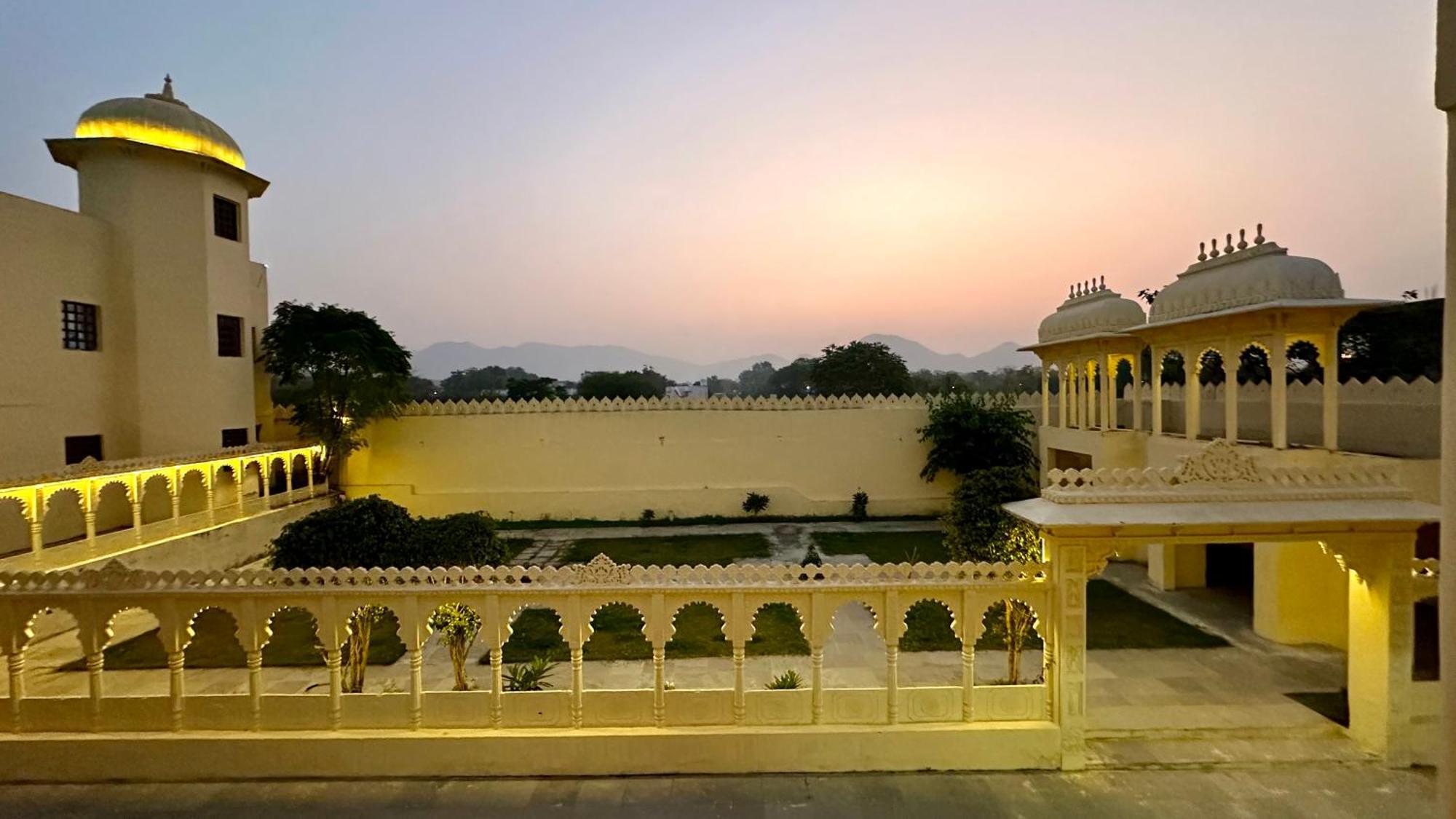 The Burj Resort Luxurious Stay Udaipur Exterior photo