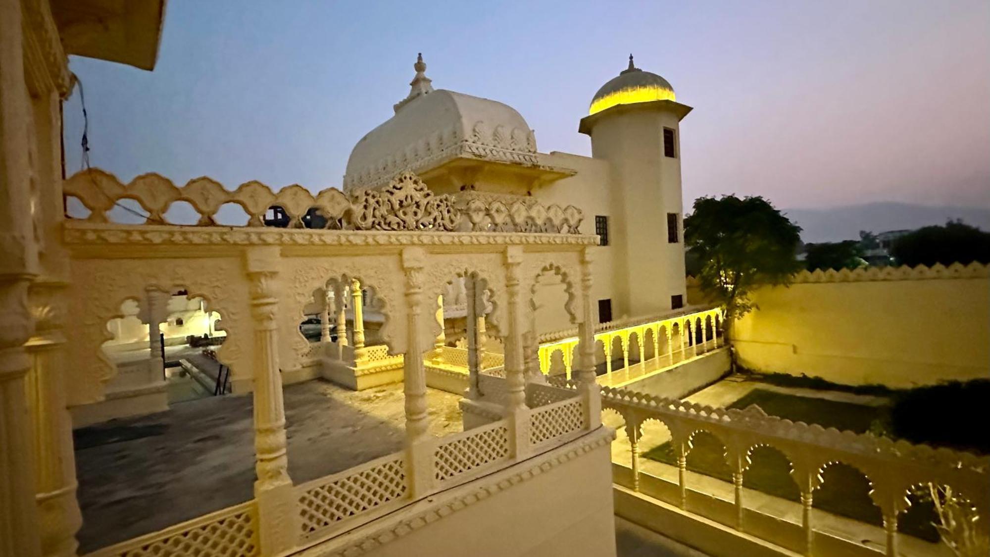 The Burj Resort Luxurious Stay Udaipur Exterior photo